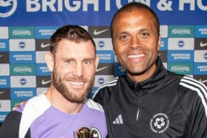 PFA向40岁米尔纳颁发纪念奖杯，祝贺其打破英超历史出场纪录