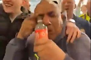 嘲讽升级！曼城球迷“水瓶哥”拧开阿森纳标志水瓶，开始接眼泪