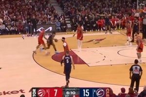 连续失误！哈登传球被断 随后又被吹进攻犯规