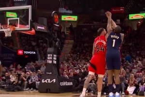 外线杀伤！哈登三分造成犯规 随后3罚2中稳住局势