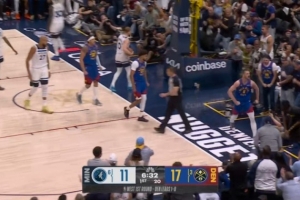 快攻小王子！布劳恩快速反击 顶着兰德尔强硬上篮打成2+1！